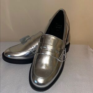 A new day women’s 8.5 Silver Loafers slip in memory foam metallic Jordan NWT